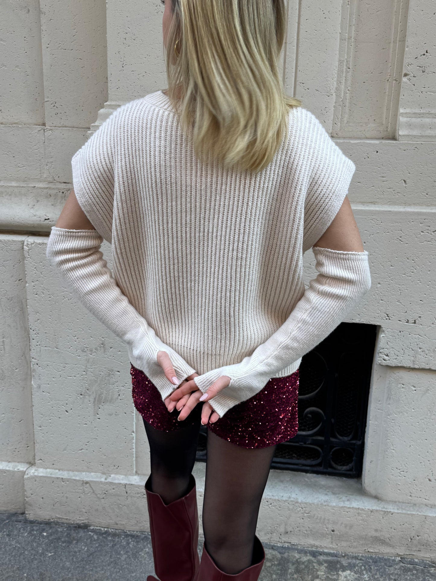 Maglia cut-out con manicotti